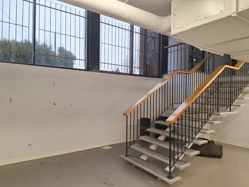 Local bien situé à Longueuil. Pour toute information, contactez Guy au 514 502-1006.