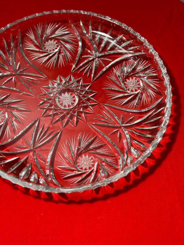 Vintage Pinwheel crystal serving tray / serving platter or fruit in Kitchen & Dining Wares in Mississauga / Peel Region - Image 4