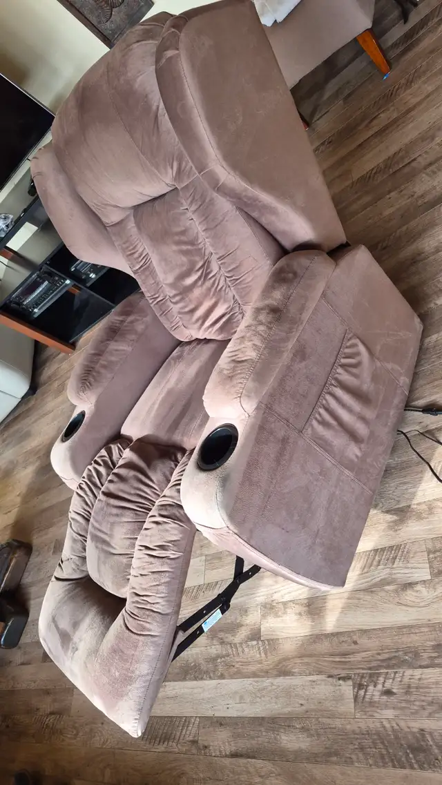 POWER TILT RECLINER in Chairs & Recliners in Penticton - Image 4