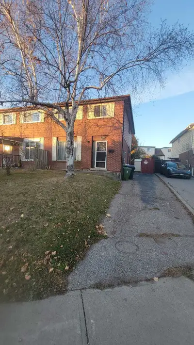 Room for rent Private & sharing 700 and 550 both available Scarborough only for boys. 20 min to cent...