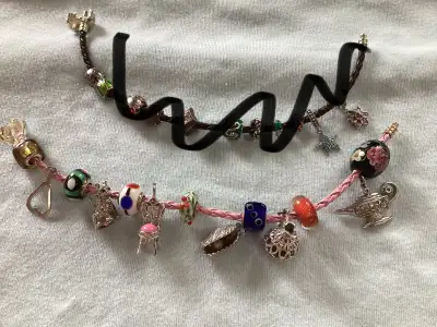 Charmes de bracelet/Braclet Charms $3 chaque charme ou 4 pour $10 $3 each charm or 4 for $10 Voir me...