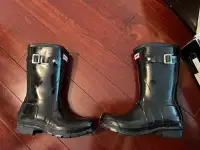 Hunter short black gloss rain boots