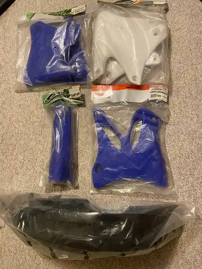 The pair of white Rad shrouds fit 2001-2002 YZF/WRF 250 for $60 The blue Rad shroud for the right si...