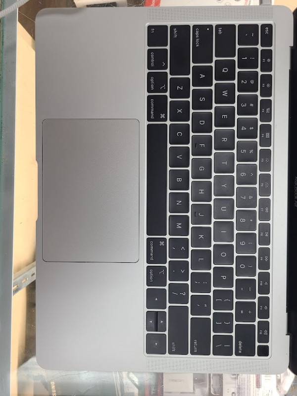 Apple MacBook Air (Retina, 13-inch, 2018) in Very Good Condition dans Portables  à Ville de Toronto - Image 4