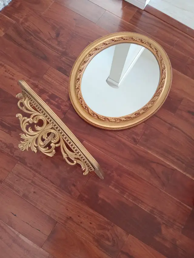 Vintage Ornate Oval Gold Gilt Framed Mirror w Shelf Sconce in Home Décor & Accents in Calgary - Image 3