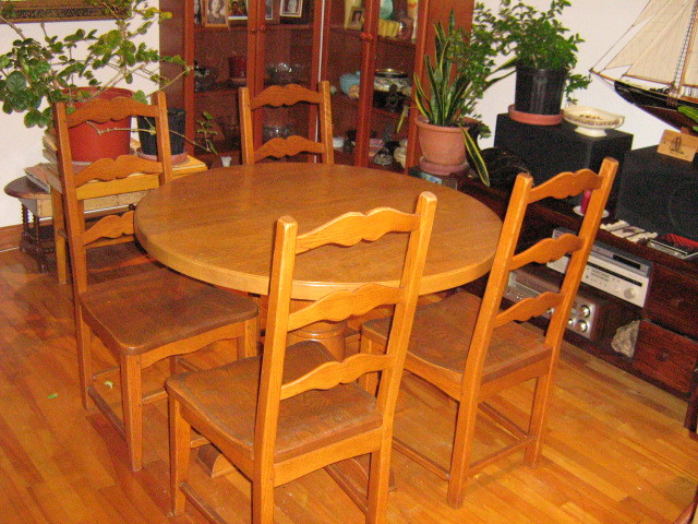 TABLE + 4 CHAISES en CHENE MASSIF / SOLID OAK TABLE + 4 CHAIRS dans Mobilier de salle à manger et cuisine  à Ville de Montréal - Image 2
