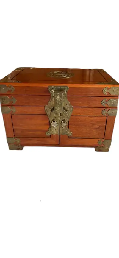Great condition Chinese Antique Style rosewood gorgeous detail estimated from 1930’s. Silk lining. J...