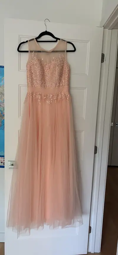 Robe rose pale, avec paillettes et sans manche. Portée seulement une fois pour mon bal il y a plusie...