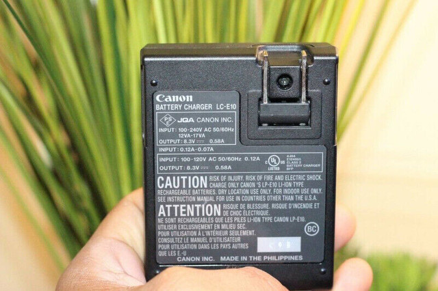 Canon Battery Charger Model LC-E10 in Cameras & Camcorders in Oakville / Halton Region - Image 2