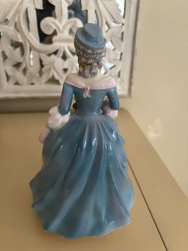 Coalport Figurine Regina in Arts & Collectibles in Oakville / Halton Region - Image 7