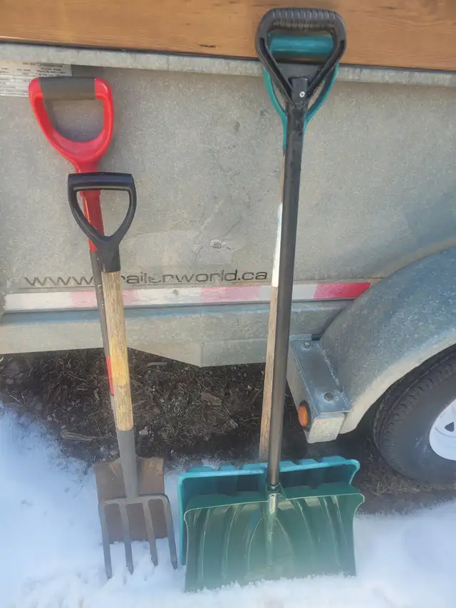 Snow shovels and garden tools MUST GO !! in Outdoor Tools & Storage in Brantford - Image 3
