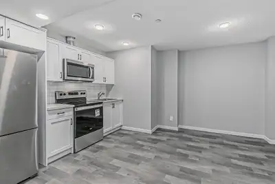 1 Bed 1 bath basement with walk out Close proximity to lots of amenities. Mins walk to high end HOA,...