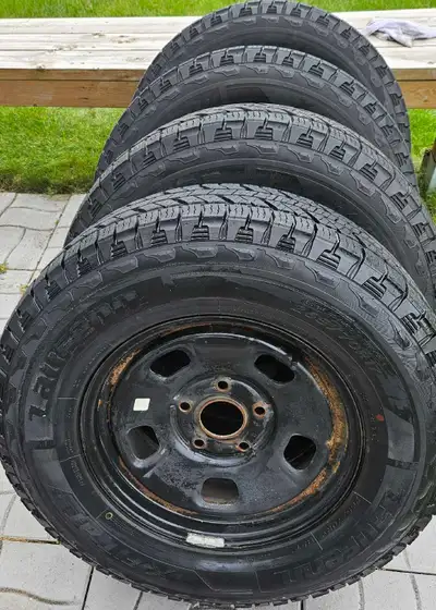 Pneu all terrain 265/70R17 homologué hiver etais sur Ram 1500 2017 Usure environ moitié Offre raison...