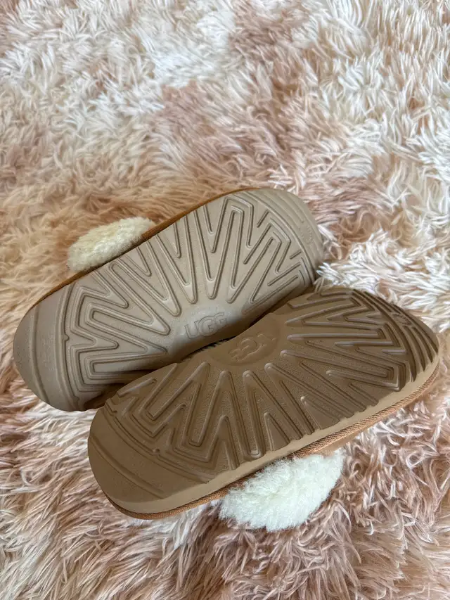 UGGS HOUSE SHOES SOULIERS MAISON SIZE 2 BOYS GIRLS GARÇON FILLE in Kids & Youth in Longueuil / South Shore - Image 4