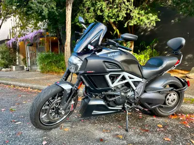 2015 DUCATI DIAVEL CARBON – EXCELLENT CONDITION – LOW KM Selling my 2015 Ducati Diavel Carbon with j...
