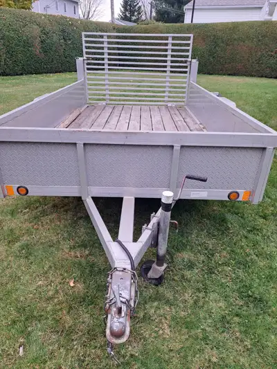 REMORQUE RANCE ALUMINIUM 5'6'' X 10' QUALITÉ SUPÉRIEURE ET EN TRÈS BONNE CONDITION.