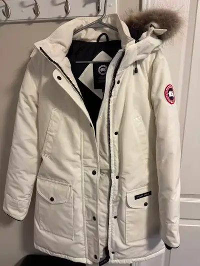 90% new canada goose jacket, View more