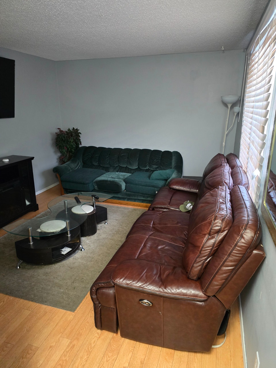 A room to rent in a 3 bedroom house 1