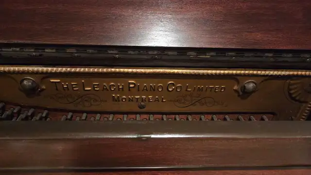 Leach Piano from 1919 in Pianos & Keyboards in Laval / North Shore - Image 5