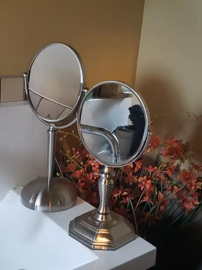 Miroir grossisant sur pied, View more