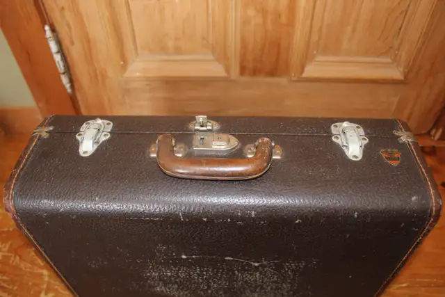 Vintage Small McBrine Suitcase in Arts & Collectibles in London - Image 7