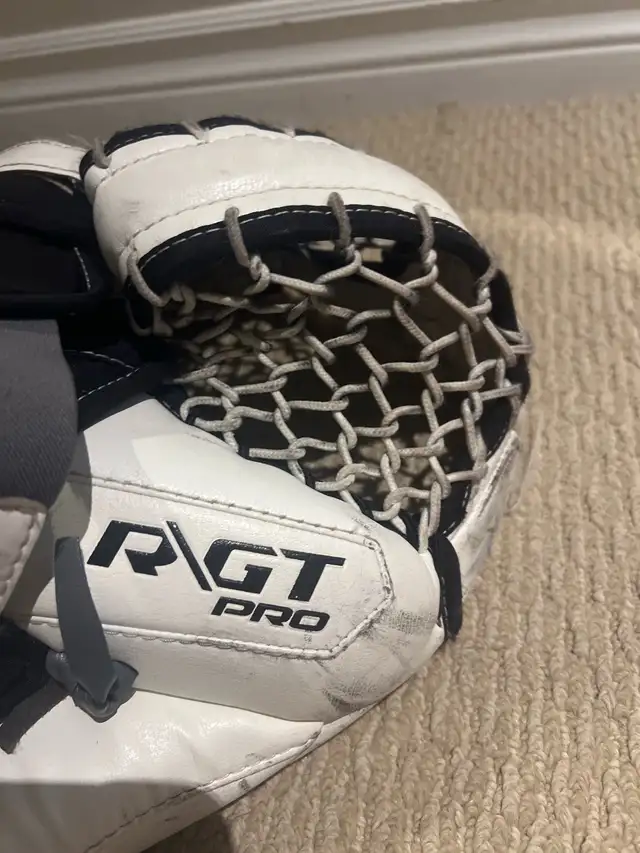 Warrior Ritual Gt Pro Goalie Trapper in Hockey in Ottawa - Image 7