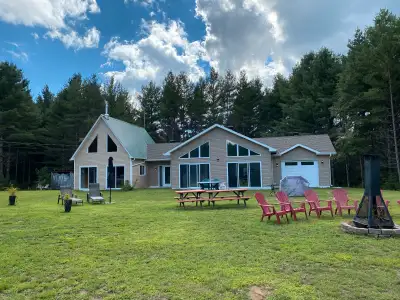 Location court terme stoke (Estrie) près de Sherbrooke, grand chalet neuf sur terrain privé de 13 ac...