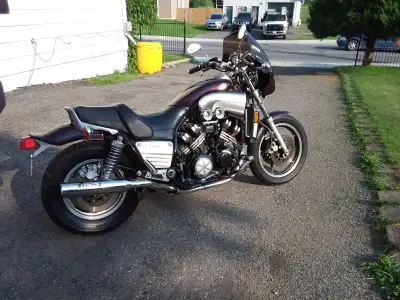 1986 vmax 1200, 145hp. 45,000 km , comes with kerker exhaust, tracy fairing , oil pressure gauge ,ta...