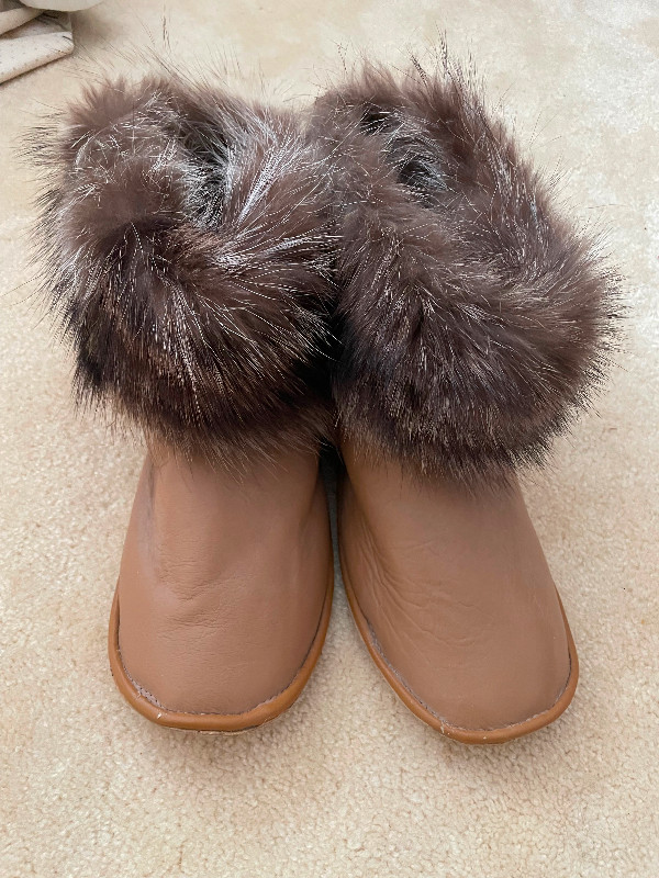 Handmade leather fur lined moccasins/ slippers dans Femmes - Chaussures  à Ville de Montréal