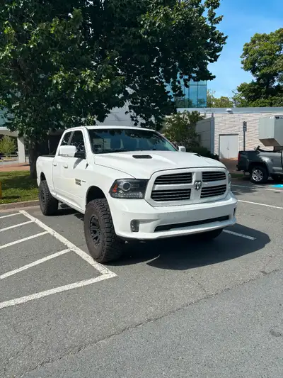 2016 ram 1500 sport 4x4 5.7L hemi Leather seats Alpine sound system 1.5 inch lift Leveling kit New 3...