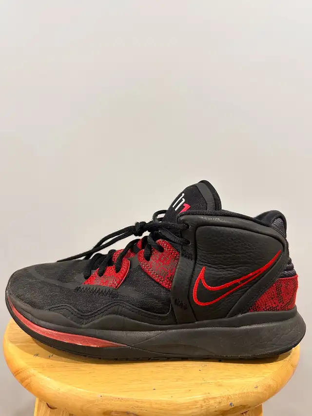 Kyrie Irving Basketball Shoes Size 8 in Men's Shoes in City of Toronto - Image 2