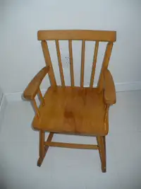 Chaise berçante et chaise droite pour enfant