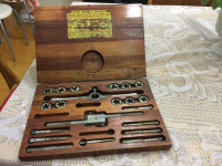 Coffret avec outils antiques