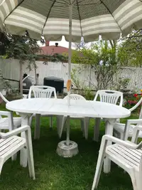 Mobilier de patio en vinyle avec parasol et 8 chaises