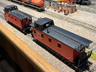 I’m selling this Cabooses. Fist picture… Two CN made from Bachmann 15$ each …...only one available…...