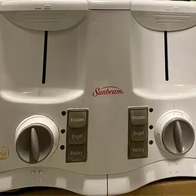SUNBEAM 4-SLICE TOAST/BAGEL TOASTER, MODEL# 6224, View more