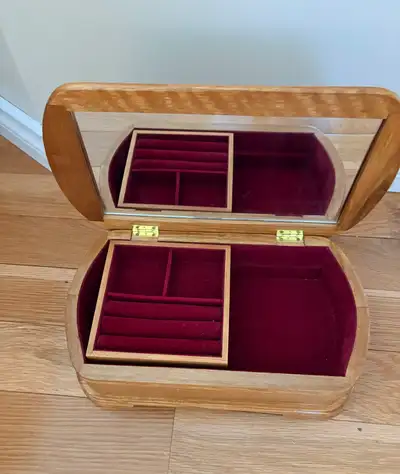 Beautiful wooden jewelry box in excellent used condition, brushed fabric interior, full mirror insid...