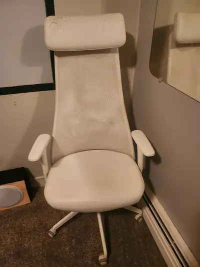 This IKEA JÄRVFJÄLLET office chair offers ergonomic support with its adjustable headrest and breatha...