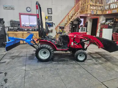 SELLING MY MAHINDRA 22 S COMPACT TRACTOR. 4 X 4. HYDROSTATIC TRANSMISSION. COMES WITH LOADER AND BUC...