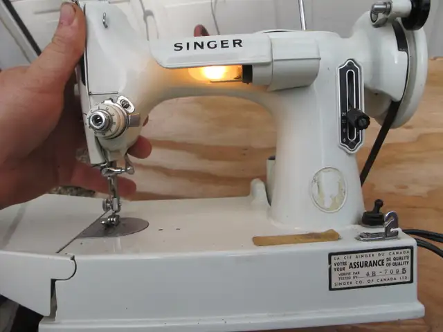 Vintage WHITE Singer Feather-Weight Sewing Machine in Arts & Collectibles in Regina - Image 8