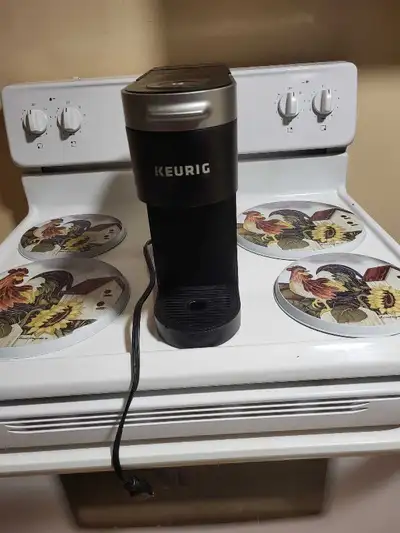Brew your perfect cup with this Keurig single-serve coffee maker. This is a used Keurig coffee maker...
