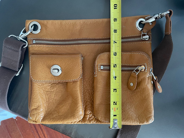 ROOTS Beautiful Genuine Leather Crossover Bag Unisex in Women's - Bags & Wallets in City of Toronto