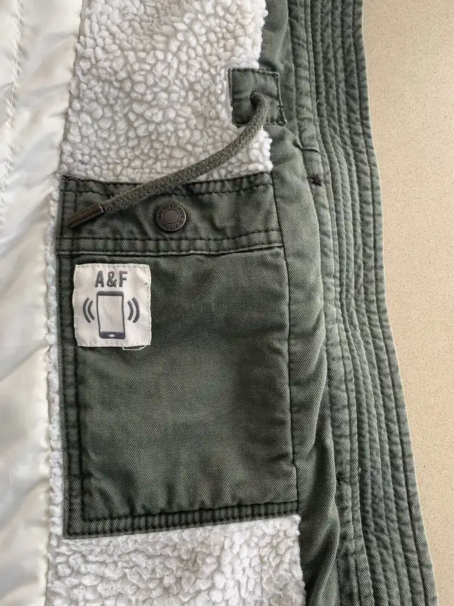 Abercrombie & Fitch New York Military Sherpa Coat in Women's - Tops & Outerwear in City of Montréal - Image 8