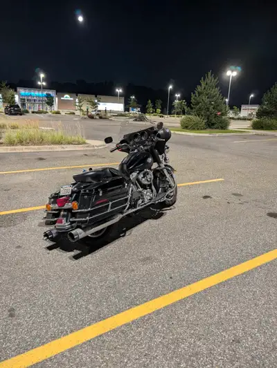 Acheté dans un concessionnaire Harley en mai 2024. Comme neuve ! Parfaite conduite avec un vrai beau...