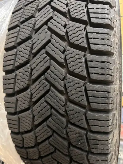 Set of 4 Michelin winter tires mounted on steel rims. Also include the bolts specifically used for i...