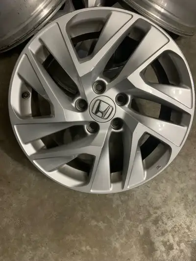Those Aluminum Rims came off a 2015 Honda CRV, They are in excellent condition, no dents, no scratch...