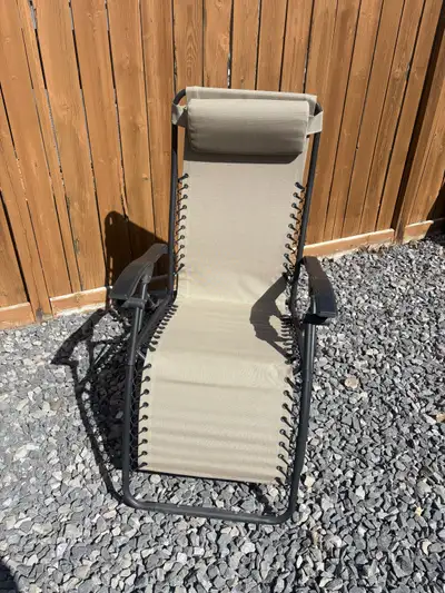 Zero gravity chair. EUC. Pick up in Spruce Grove. Cash only.