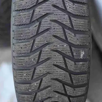 Négociable Pneus d'hiver cloutable de dimension 225/70R16 . Ces pneus d'occasion présentent une usur...