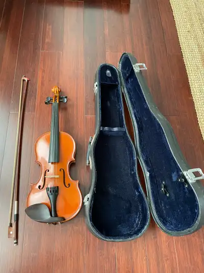 Violin for kids size 1/4 or 48cm In working condition but has some ding on body and fixed broken bow...
