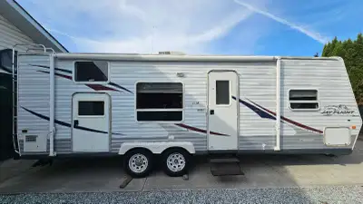 This 2007 Jayco Jay Flight 27 BH is a well-maintained travel trailer, with brand new brakes installe...